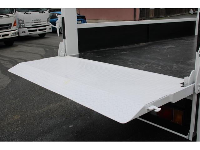 エルフトラック 平ボディ－２ｔ　パワーゲート（ＰＧ）　セミロング　全低床　☆１１尺☆トヨタパワーリフト☆荷床鉄板☆スペアキー☆電格ミラー☆車両総重量４８３５ｋｇ☆荷台内寸３５６９ｘ１８０２ｘ３７９☆ゲートテーブルサイズ６６３ｘ１６４２☆床地上高９０７（40枚目）