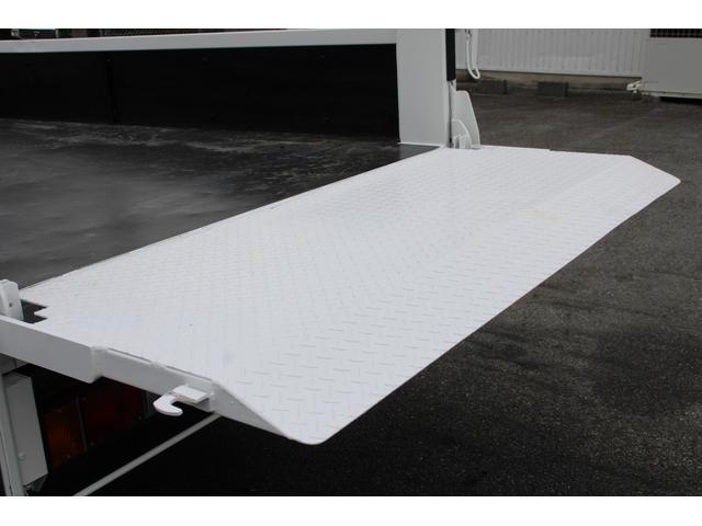 エルフトラック 平ボディ－２ｔ　パワーゲート（ＰＧ）　セミロング　全低床　☆１１尺☆トヨタパワーリフト☆荷床鉄板☆スペアキー☆電格ミラー☆車両総重量４８３５ｋｇ☆荷台内寸３５６９ｘ１８０２ｘ３７９☆ゲートテーブルサイズ６６３ｘ１６４２☆床地上高９０７（42枚目）