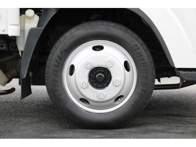 エルフトラック 平ボディ－２ｔ　パワーゲート（ＰＧ）　セミロング　全低床　☆１１尺☆トヨタパワーリフト☆荷床鉄板☆スペアキー☆電格ミラー☆車両総重量４８３５ｋｇ☆荷台内寸３５６９ｘ１８０２ｘ３７９☆ゲートテーブルサイズ６６３ｘ１６４２☆床地上高９０７（54枚目）