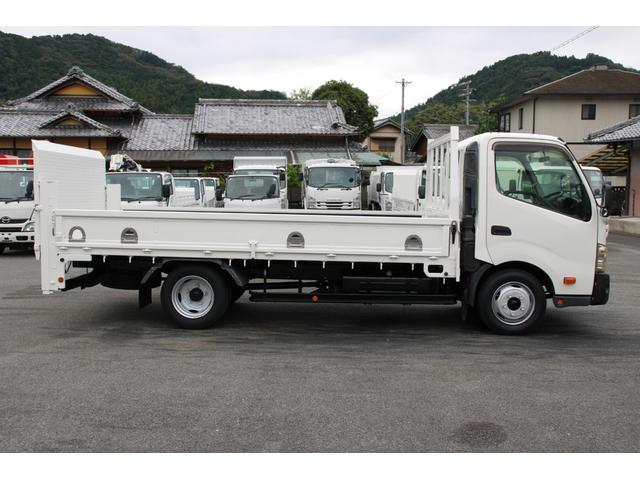 デュトロ 平ボディ-2tパワーゲート(PG) ワイドロング ☆13尺☆極東V802C☆リフト能力800kg☆オートマ車☆ロープ穴4対☆車両総重量5335kg☆荷台内寸4358x2098x380☆ゲートテーブルサイズ1156x2008☆床地上高911(6枚目)