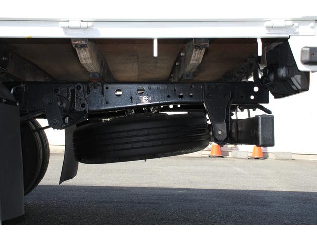 エルフトラック 平ボディ 2t積載 ロング 全低床 ロープ穴・フック2対 ETC 標準ロング スペアキーX3 車両総重量4605kg 荷台内寸4371-1801-373 床地上高897(39枚目)