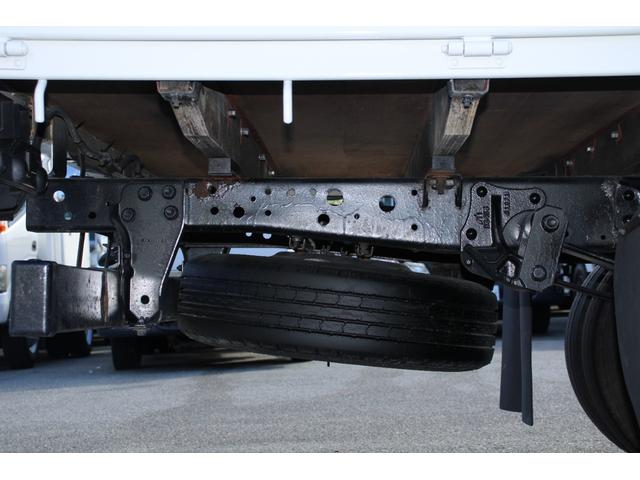 エルフトラック 平ボディ 2t積載 ロング 全低床 ロープ穴・フック2対 ETC 標準ロング スペアキーX3 車両総重量4605kg 荷台内寸4371-1801-373 床地上高897(42枚目)