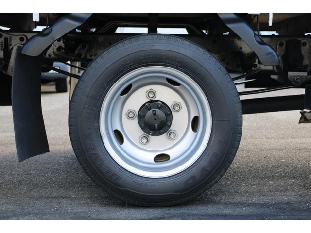 エルフトラック 平ボディ 2t積載 ロング 全低床 ロープ穴・フック2対 ETC 標準ロング スペアキーX3 車両総重量4605kg 荷台内寸4371-1801-373 床地上高897(48枚目)