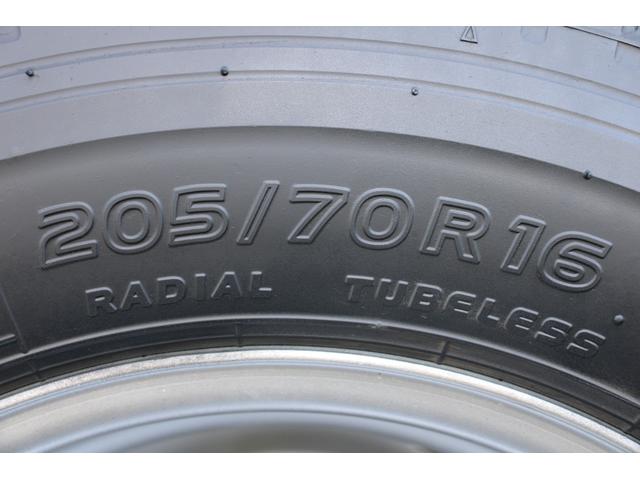 エルフトラック 平ボディ 2t積載 ロング 全低床 ロープ穴・フック2対 ETC 標準ロング スペアキーX3 車両総重量4605kg 荷台内寸4371-1801-373 床地上高897(50枚目)