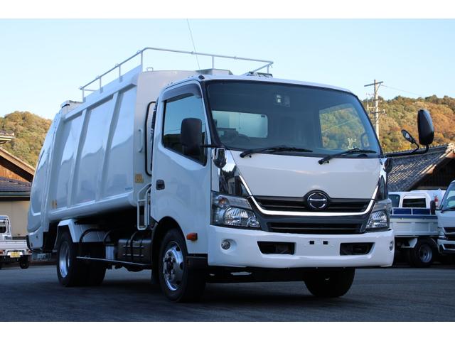 デュトロ ワイド　プレス式　パッカー車　２．５５ｔ積載　８．４立米　新明和ＧＴ０８３－５６３３ＰＮＴ　連続スイッチ　汚水タンク　Ｂモニター　電格ミラー　メッキグリル　フォグ　箱上キャリア　サイドラダー　車両総重量７９７５ｋｇ　荷台内寸４８６６－２０１７－１５６８（3枚目）