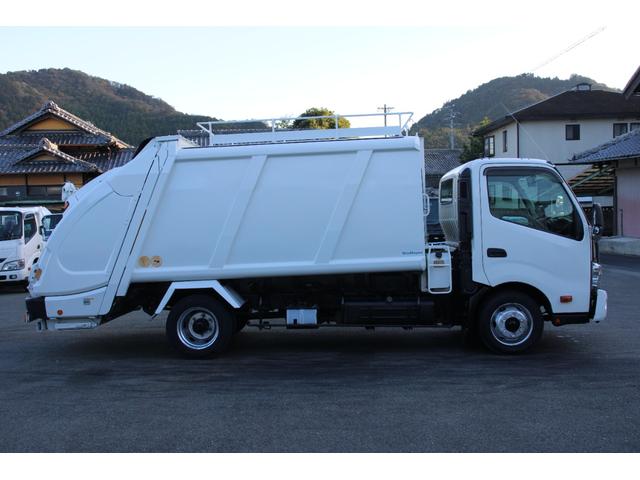 デュトロ ワイド　プレス式　パッカー車　２．５５ｔ積載　８．４立米　新明和ＧＴ０８３－５６３３ＰＮＴ　連続スイッチ　汚水タンク　Ｂモニター　電格ミラー　メッキグリル　フォグ　箱上キャリア　サイドラダー　車両総重量７９７５ｋｇ　荷台内寸４８６６－２０１７－１５６８（4枚目）