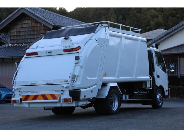 デュトロ ワイド　プレス式　パッカー車　２．５５ｔ積載　８．４立米　新明和ＧＴ０８３－５６３３ＰＮＴ　連続スイッチ　汚水タンク　Ｂモニター　電格ミラー　メッキグリル　フォグ　箱上キャリア　サイドラダー　車両総重量７９７５ｋｇ　荷台内寸４８６６－２０１７－１５６８（5枚目）