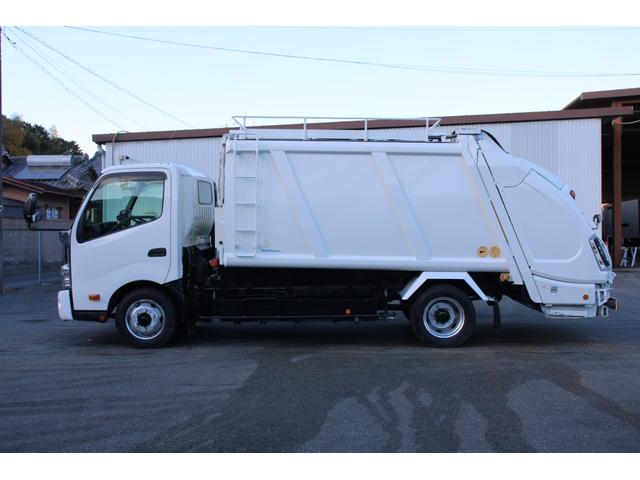 デュトロ ワイド　プレス式　パッカー車　２．５５ｔ積載　８．４立米　新明和ＧＴ０８３－５６３３ＰＮＴ　連続スイッチ　汚水タンク　Ｂモニター　電格ミラー　メッキグリル　フォグ　箱上キャリア　サイドラダー　車両総重量７９７５ｋｇ　荷台内寸４８６６－２０１７－１５６８（8枚目）