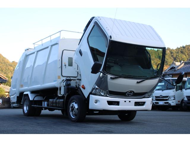 デュトロ ワイド　プレス式　パッカー車　２．５５ｔ積載　８．４立米　新明和ＧＴ０８３－５６３３ＰＮＴ　連続スイッチ　汚水タンク　Ｂモニター　電格ミラー　メッキグリル　フォグ　箱上キャリア　サイドラダー　車両総重量７９７５ｋｇ　荷台内寸４８６６－２０１７－１５６８（11枚目）