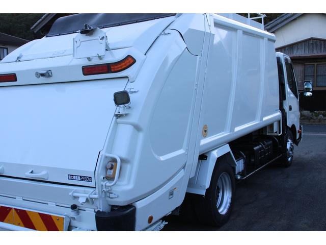 デュトロ ワイド　プレス式　パッカー車　２．５５ｔ積載　８．４立米　新明和ＧＴ０８３－５６３３ＰＮＴ　連続スイッチ　汚水タンク　Ｂモニター　電格ミラー　メッキグリル　フォグ　箱上キャリア　サイドラダー　車両総重量７９７５ｋｇ　荷台内寸４８６６－２０１７－１５６８（13枚目）