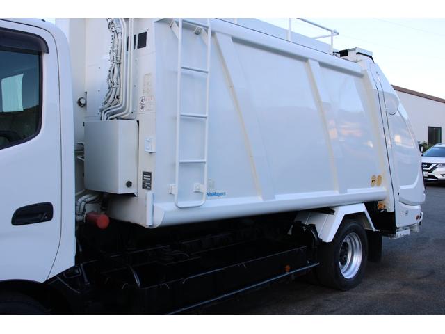 デュトロ ワイド　プレス式　パッカー車　２．５５ｔ積載　８．４立米　新明和ＧＴ０８３－５６３３ＰＮＴ　連続スイッチ　汚水タンク　Ｂモニター　電格ミラー　メッキグリル　フォグ　箱上キャリア　サイドラダー　車両総重量７９７５ｋｇ　荷台内寸４８６６－２０１７－１５６８（15枚目）