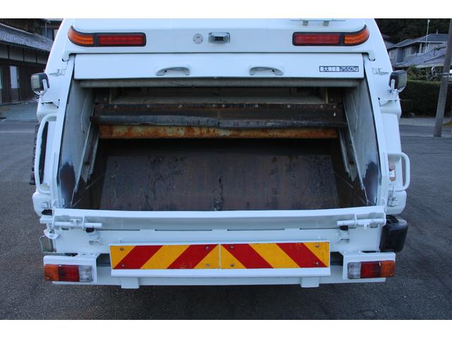 デュトロ ワイド　プレス式　パッカー車　２．５５ｔ積載　８．４立米　新明和ＧＴ０８３－５６３３ＰＮＴ　連続スイッチ　汚水タンク　Ｂモニター　電格ミラー　メッキグリル　フォグ　箱上キャリア　サイドラダー　車両総重量７９７５ｋｇ　荷台内寸４８６６－２０１７－１５６８（28枚目）