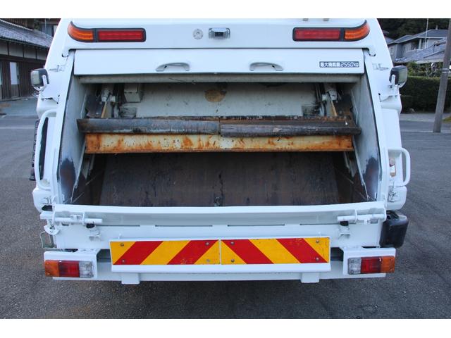 デュトロ ワイド　プレス式　パッカー車　２．５５ｔ積載　８．４立米　新明和ＧＴ０８３－５６３３ＰＮＴ　連続スイッチ　汚水タンク　Ｂモニター　電格ミラー　メッキグリル　フォグ　箱上キャリア　サイドラダー　車両総重量７９７５ｋｇ　荷台内寸４８６６－２０１７－１５６８（29枚目）