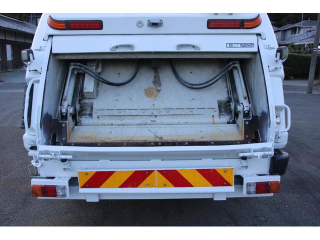 デュトロ ワイド　プレス式　パッカー車　２．５５ｔ積載　８．４立米　新明和ＧＴ０８３－５６３３ＰＮＴ　連続スイッチ　汚水タンク　Ｂモニター　電格ミラー　メッキグリル　フォグ　箱上キャリア　サイドラダー　車両総重量７９７５ｋｇ　荷台内寸４８６６－２０１７－１５６８（30枚目）