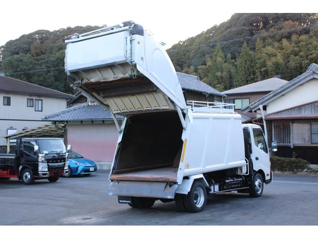 デュトロ ワイド　プレス式　パッカー車　２．５５ｔ積載　８．４立米　新明和ＧＴ０８３－５６３３ＰＮＴ　連続スイッチ　汚水タンク　Ｂモニター　電格ミラー　メッキグリル　フォグ　箱上キャリア　サイドラダー　車両総重量７９７５ｋｇ　荷台内寸４８６６－２０１７－１５６８（33枚目）