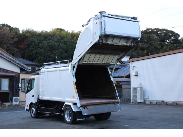 デュトロ ワイド　プレス式　パッカー車　２．５５ｔ積載　８．４立米　新明和ＧＴ０８３－５６３３ＰＮＴ　連続スイッチ　汚水タンク　Ｂモニター　電格ミラー　メッキグリル　フォグ　箱上キャリア　サイドラダー　車両総重量７９７５ｋｇ　荷台内寸４８６６－２０１７－１５６８（34枚目）