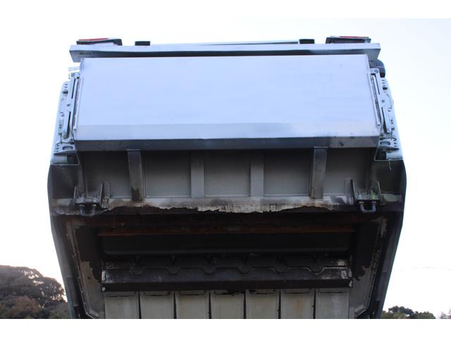 デュトロ ワイド　プレス式　パッカー車　２．５５ｔ積載　８．４立米　新明和ＧＴ０８３－５６３３ＰＮＴ　連続スイッチ　汚水タンク　Ｂモニター　電格ミラー　メッキグリル　フォグ　箱上キャリア　サイドラダー　車両総重量７９７５ｋｇ　荷台内寸４８６６－２０１７－１５６８（36枚目）