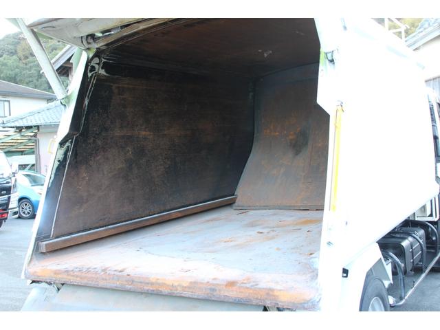 デュトロ ワイド　プレス式　パッカー車　２．５５ｔ積載　８．４立米　新明和ＧＴ０８３－５６３３ＰＮＴ　連続スイッチ　汚水タンク　Ｂモニター　電格ミラー　メッキグリル　フォグ　箱上キャリア　サイドラダー　車両総重量７９７５ｋｇ　荷台内寸４８６６－２０１７－１５６８（38枚目）