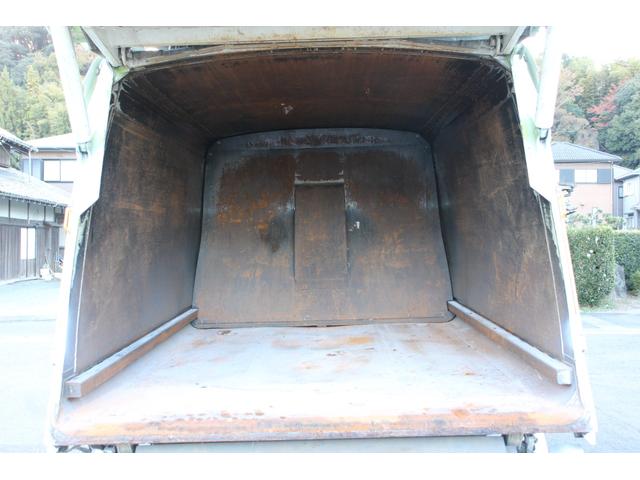 デュトロ ワイド　プレス式　パッカー車　２．５５ｔ積載　８．４立米　新明和ＧＴ０８３－５６３３ＰＮＴ　連続スイッチ　汚水タンク　Ｂモニター　電格ミラー　メッキグリル　フォグ　箱上キャリア　サイドラダー　車両総重量７９７５ｋｇ　荷台内寸４８６６－２０１７－１５６８（39枚目）