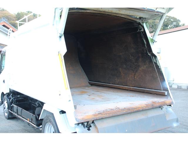 デュトロ ワイド　プレス式　パッカー車　２．５５ｔ積載　８．４立米　新明和ＧＴ０８３－５６３３ＰＮＴ　連続スイッチ　汚水タンク　Ｂモニター　電格ミラー　メッキグリル　フォグ　箱上キャリア　サイドラダー　車両総重量７９７５ｋｇ　荷台内寸４８６６－２０１７－１５６８（40枚目）