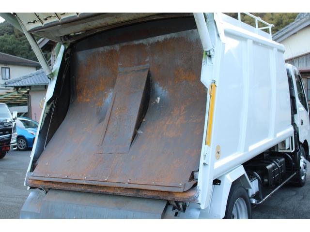 デュトロ ワイド　プレス式　パッカー車　２．５５ｔ積載　８．４立米　新明和ＧＴ０８３－５６３３ＰＮＴ　連続スイッチ　汚水タンク　Ｂモニター　電格ミラー　メッキグリル　フォグ　箱上キャリア　サイドラダー　車両総重量７９７５ｋｇ　荷台内寸４８６６－２０１７－１５６８（41枚目）