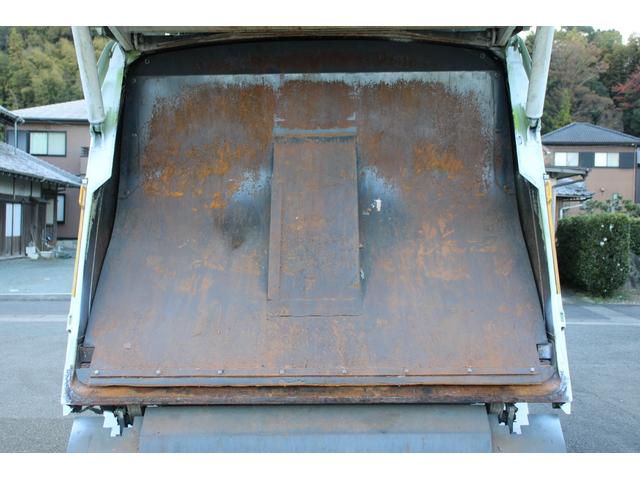 デュトロ ワイド　プレス式　パッカー車　２．５５ｔ積載　８．４立米　新明和ＧＴ０８３－５６３３ＰＮＴ　連続スイッチ　汚水タンク　Ｂモニター　電格ミラー　メッキグリル　フォグ　箱上キャリア　サイドラダー　車両総重量７９７５ｋｇ　荷台内寸４８６６－２０１７－１５６８（42枚目）