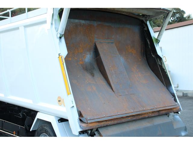 デュトロ ワイド　プレス式　パッカー車　２．５５ｔ積載　８．４立米　新明和ＧＴ０８３－５６３３ＰＮＴ　連続スイッチ　汚水タンク　Ｂモニター　電格ミラー　メッキグリル　フォグ　箱上キャリア　サイドラダー　車両総重量７９７５ｋｇ　荷台内寸４８６６－２０１７－１５６８（43枚目）