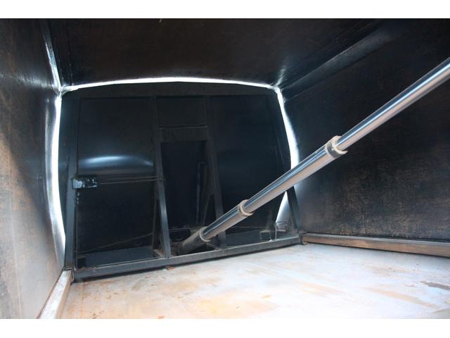 デュトロ ワイド　プレス式　パッカー車　２．５５ｔ積載　８．４立米　新明和ＧＴ０８３－５６３３ＰＮＴ　連続スイッチ　汚水タンク　Ｂモニター　電格ミラー　メッキグリル　フォグ　箱上キャリア　サイドラダー　車両総重量７９７５ｋｇ　荷台内寸４８６６－２０１７－１５６８（44枚目）