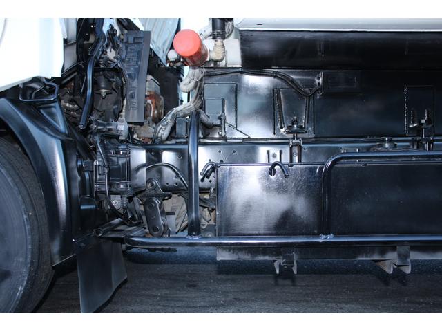 デュトロ ワイド　プレス式　パッカー車　２．５５ｔ積載　８．４立米　新明和ＧＴ０８３－５６３３ＰＮＴ　連続スイッチ　汚水タンク　Ｂモニター　電格ミラー　メッキグリル　フォグ　箱上キャリア　サイドラダー　車両総重量７９７５ｋｇ　荷台内寸４８６６－２０１７－１５６８（48枚目）