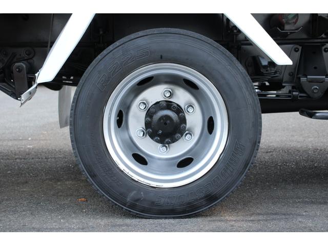 デュトロ ワイド　プレス式　パッカー車　２．５５ｔ積載　８．４立米　新明和ＧＴ０８３－５６３３ＰＮＴ　連続スイッチ　汚水タンク　Ｂモニター　電格ミラー　メッキグリル　フォグ　箱上キャリア　サイドラダー　車両総重量７９７５ｋｇ　荷台内寸４８６６－２０１７－１５６８（60枚目）