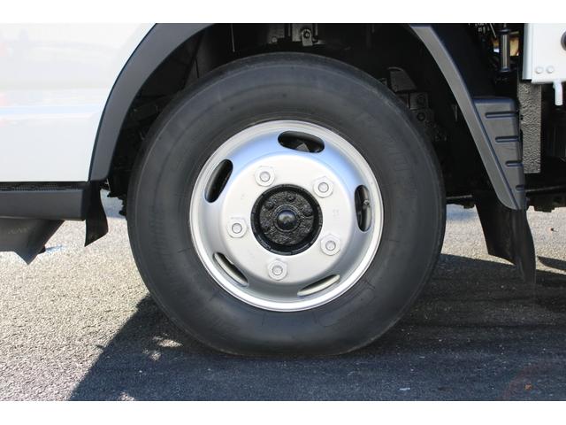 キャンター 平ボディ　１．５ｔ積載　４ＷＤ　１．５ｔ積載　３方開　４ＷＤ　全低床　ＥＴＣ　車両総重量４０１５ｋｇ　荷台内寸３１２２－１６０９－３７３　床地上高８８４（46枚目）