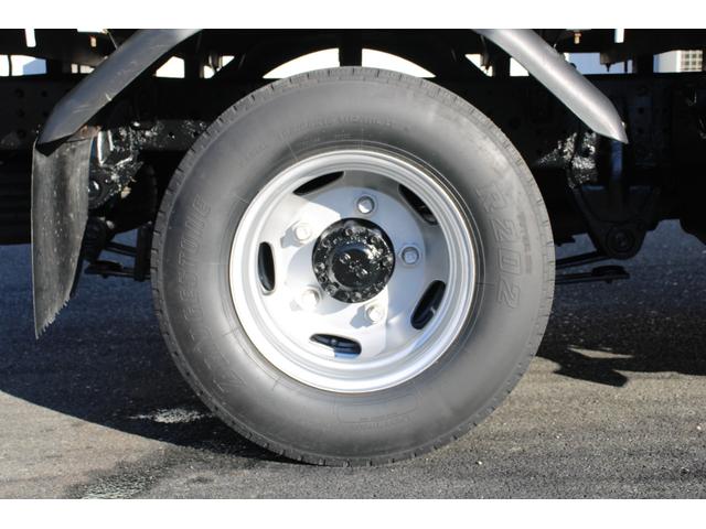 キャンター 平ボディ　１．５ｔ積載　４ＷＤ　１．５ｔ積載　３方開　４ＷＤ　全低床　ＥＴＣ　車両総重量４０１５ｋｇ　荷台内寸３１２２－１６０９－３７３　床地上高８８４（48枚目）