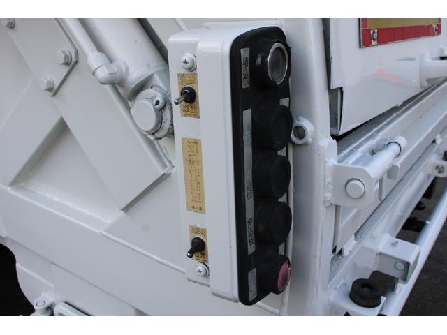 エルフトラック パッカー車/塵芥車 3.05t積載 5.9立米 プレス式 極東GB59-26-S 連続スイッチ 汚水タンク バックモニター 電格ミラー レザー調シートカバー スペアキー 車両総重量7995kg 荷台内寸3780-1980-1700(61枚目)