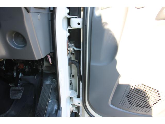 エルフトラック 平ボディ　ワイドロング　３ｔ積載　パワーゲート付　極東Ｖ８０２Ｃ　オートマ車　３ｔ積載　電格ミラー　フォグ　荷床鉄板　車両総重量６４２５ｋｇ　荷台内寸４３２３－１９１５－３７０　ゲートサイズ７４５－１７８０　床地上高９７７（64枚目）