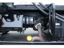 汚泥吸引車　新明和クリーンキューム　ＧＶＥ３－Ｗ２００　サブエンジン駆動式　タンク容量２．０立米　１９５０Ｌ　ブロア動力３４ＫＷ　吸引圧力９３ＫＰＡ　上物同年式　アワメーター３４０時間　Ｂモニター　左電格ミラー(59枚目)