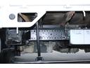 平ボディ－２ｔ　パワーゲート（ＰＧ）　セミロング　全低床　☆１１尺☆トヨタパワーリフト☆荷床鉄板☆スペアキー☆電格ミラー☆車両総重量４８３５ｋｇ☆荷台内寸３５６９ｘ１８０２ｘ３７９☆ゲートテーブルサイズ６６３ｘ１６４２☆床地上高９０７（46枚目）