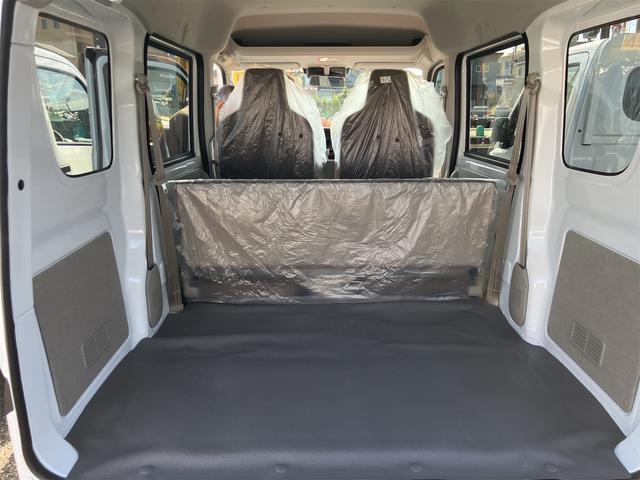 エブリイ ＰＡリミテッド　両側スライドドア　クリアランスソナー　レーンアシスト　衝突被害軽減システム　オートライト　キーレスエントリー　アイドリングストップ　ＣＶＴ　盗難防止システム　ＡＢＳ　ＥＳＣ　ＵＳＢ　届出済未使用車（8枚目）