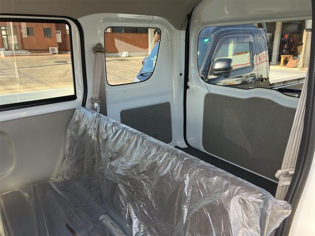 エブリイ ＰＡリミテッド　両側スライドドア　クリアランスソナー　レーンアシスト　衝突被害軽減システム　オートライト　キーレスエントリー　アイドリングストップ　ＣＶＴ　盗難防止システム　ＡＢＳ　ＥＳＣ　ＵＳＢ　届出済未使用車（10枚目）