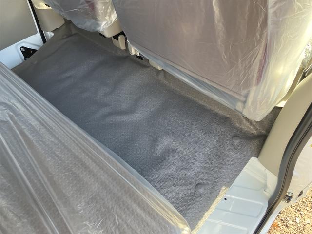 エブリイ ＰＡリミテッド　両側スライドドア　クリアランスソナー　レーンアシスト　衝突被害軽減システム　オートライト　キーレスエントリー　アイドリングストップ　ＣＶＴ　盗難防止システム　ＡＢＳ　ＥＳＣ　ＵＳＢ　届出済未使用車（17枚目）