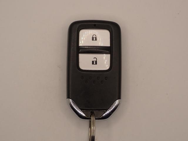 フィットハイブリッド Lパッケージ 純正メモリーナビ&フルセグTV/CD&DVD・ブルートゥース&USB/バックカメラ/ETC/クルーズコントロール/衝突軽減ブレーキ/インテリキー/LEDオートライト/UVカットガラス/ユーザー買取車(8枚目)