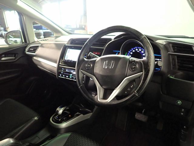 フィットハイブリッド Lパッケージ 純正メモリーナビ&フルセグTV/CD&DVD・ブルートゥース&USB/バックカメラ/ETC/クルーズコントロール/衝突軽減ブレーキ/インテリキー/LEDオートライト/UVカットガラス/ユーザー買取車(20枚目)