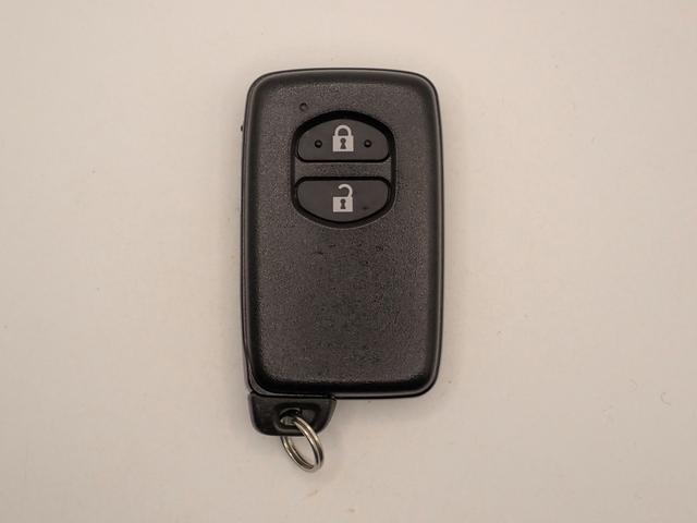 プリウス S 社外SDナビ&フルセグTV CD&DVD・音楽録音・ブルートゥース対応 バックカメラ ドライブレコーダー ETC シートヒーター 革調シートカバー装着 HIDライト インテリキー 純正アルミ 禁煙車(8枚目)