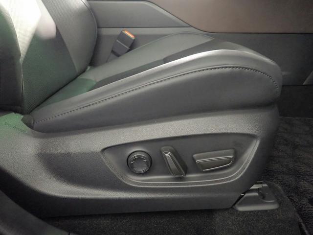 クラウンクロスオーバー Gアドバンスド・レザーパッケージ 純正コネクトナビフルセグTV ブルートゥース&USB対応 パノラマビューモニター 前後ドラレコ ETC ブラインドスポット? 黒革シート&ヒーター&ベンチレーター トヨタセーフティセンス 禁煙 買取車(12枚目)