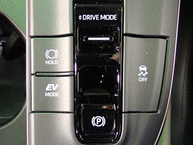 クラウンクロスオーバー Gアドバンスド・レザーパッケージ 純正コネクトナビフルセグTV ブルートゥース&USB対応 パノラマビューモニター 前後ドラレコ ETC ブラインドスポット? 黒革シート&ヒーター&ベンチレーター トヨタセーフティセンス 禁煙 買取車(13枚目)