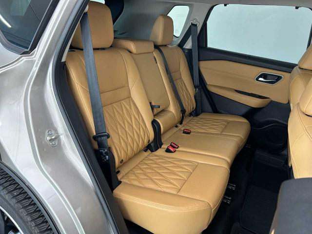 エクストレイル Ｇ　ｅ－４ＯＲＣＥ　禁煙車　パノラミックガラスルーフ　ＢＯＳＥサウンド　タンナッパ革シート　ニスモＦスポイラー　シルバールーフレール　プロパイロットパーキング　ＢＴ接続　アラウンドビューモニター　クルーズコントロール（7枚目）