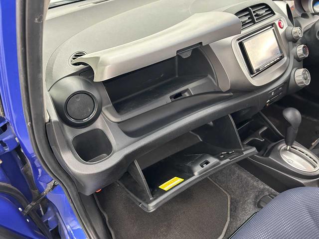 フィット Ｇスマートセレクション　ワンオーナー　禁煙車　バックカメラ　前後ドラレコ　整備記録簿５枚　ワンセグＴＶ　ＥＴＣ　ＨＩＤヘッドランプ（23枚目）