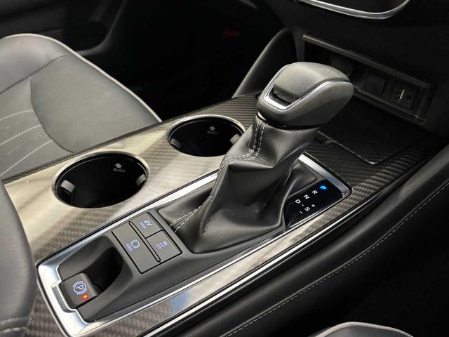 クラウンハイブリッド ＲＳアドバンス　セーフティーセンス／サンルーフ／黒革シート／三眼ヘッドライト／モデリスタ１９インチアルミ／ヘッドアップディスプレ／ブラインドスポットモニタ／サイド＆カーテンエアバック／純正ナビ／フルセグＴＶ／ＥＴＣ（11枚目）