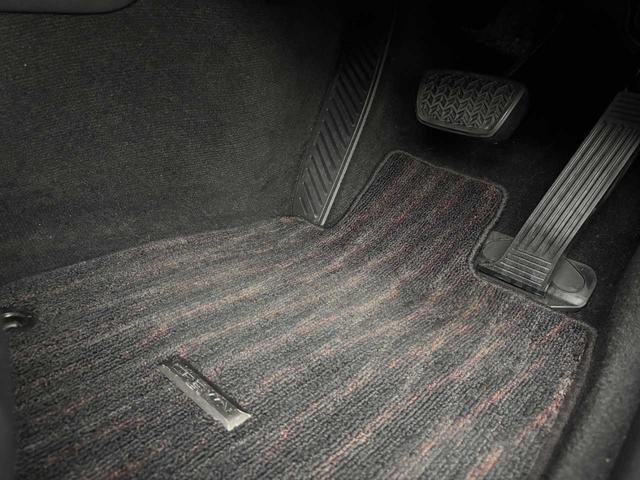 クラウンハイブリッド ＲＳアドバンス　セーフティーセンス／サンルーフ／黒革シート／三眼ヘッドライト／モデリスタ１９インチアルミ／ヘッドアップディスプレ／ブラインドスポットモニタ／サイド＆カーテンエアバック／純正ナビ／フルセグＴＶ／ＥＴＣ（18枚目）