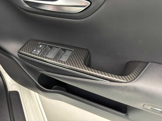 クラウンハイブリッド ＲＳアドバンス　セーフティーセンス／サンルーフ／黒革シート／三眼ヘッドライト／モデリスタ１９インチアルミ／ヘッドアップディスプレ／ブラインドスポットモニタ／サイド＆カーテンエアバック／純正ナビ／フルセグＴＶ／ＥＴＣ（20枚目）