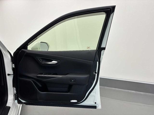 クラウンハイブリッド ＲＳアドバンス　セーフティーセンス／サンルーフ／黒革シート／三眼ヘッドライト／モデリスタ１９インチアルミ／ヘッドアップディスプレ／ブラインドスポットモニタ／サイド＆カーテンエアバック／純正ナビ／フルセグＴＶ／ＥＴＣ（33枚目）